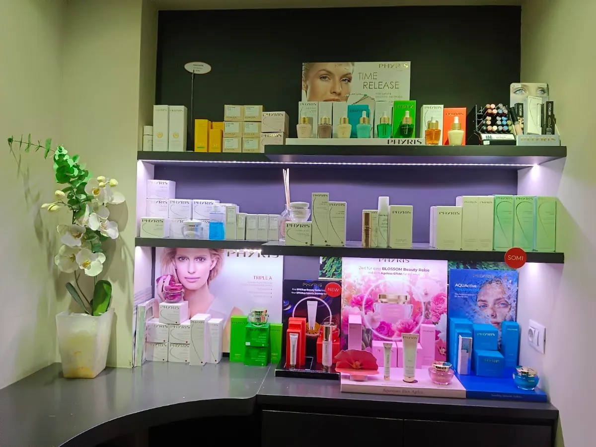 Expositor de productos cosméticos en Ana Camarero.
