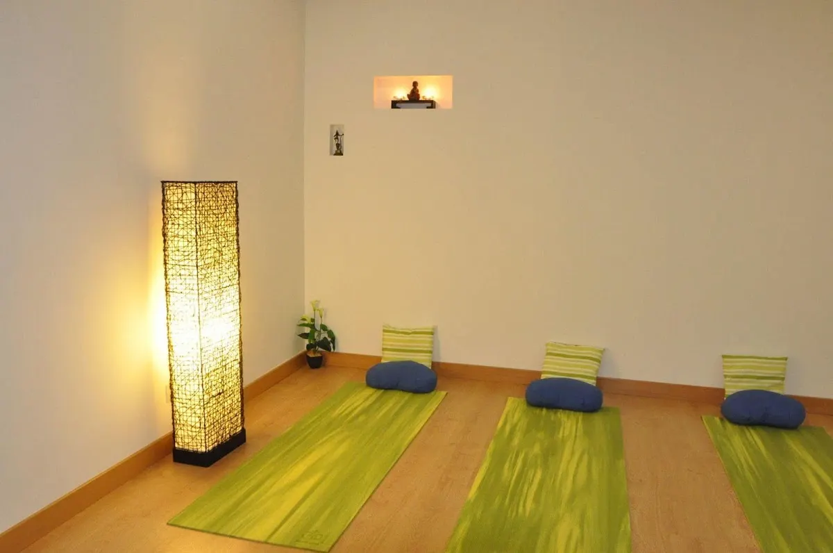 Sala de práctica de Ananta Yoga Durango preparada con esterillas