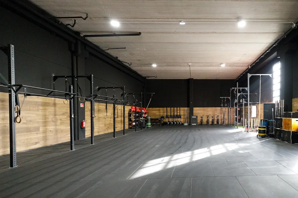 Sala de entrenamiento de Anboto SC con estaciones y suelo de goma