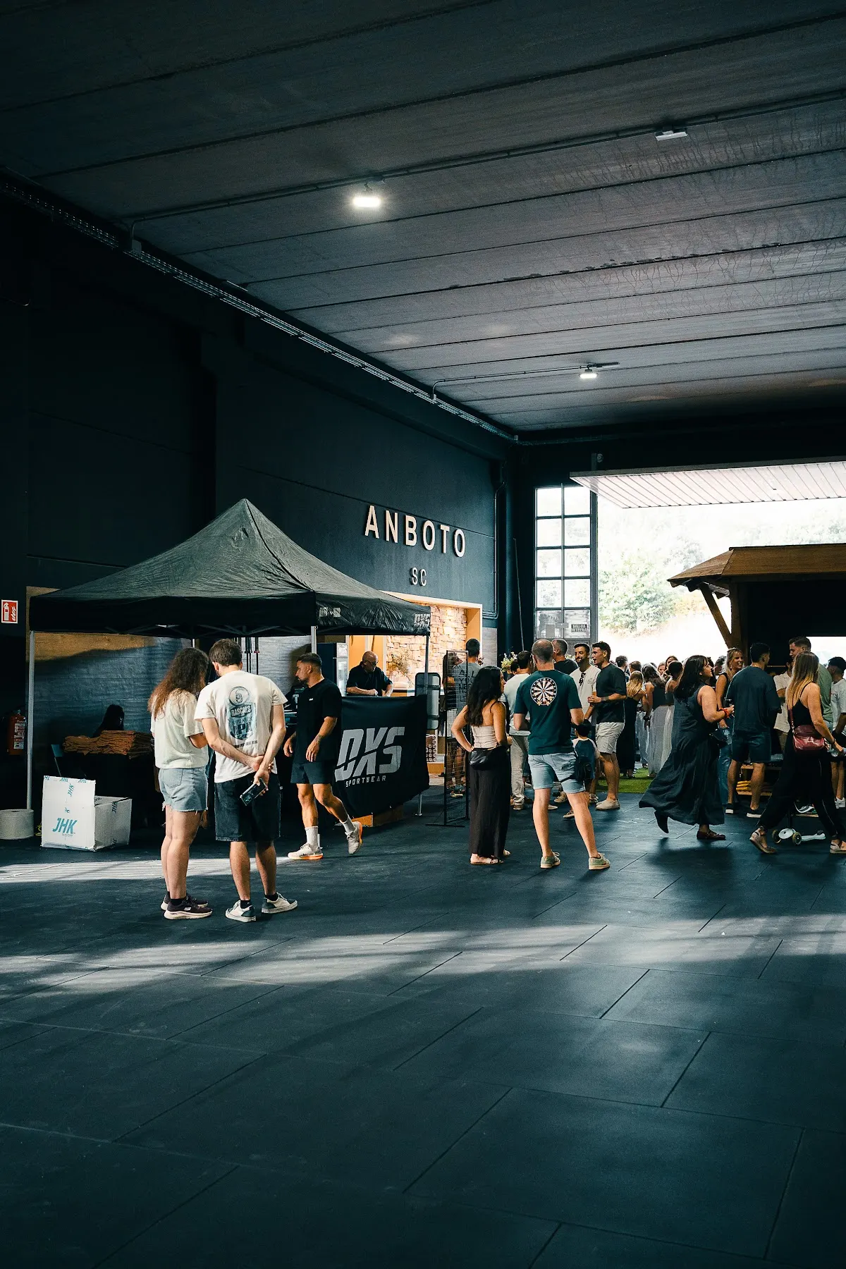 Personas reunidas en el espacio de entrenamiento de Anboto SC