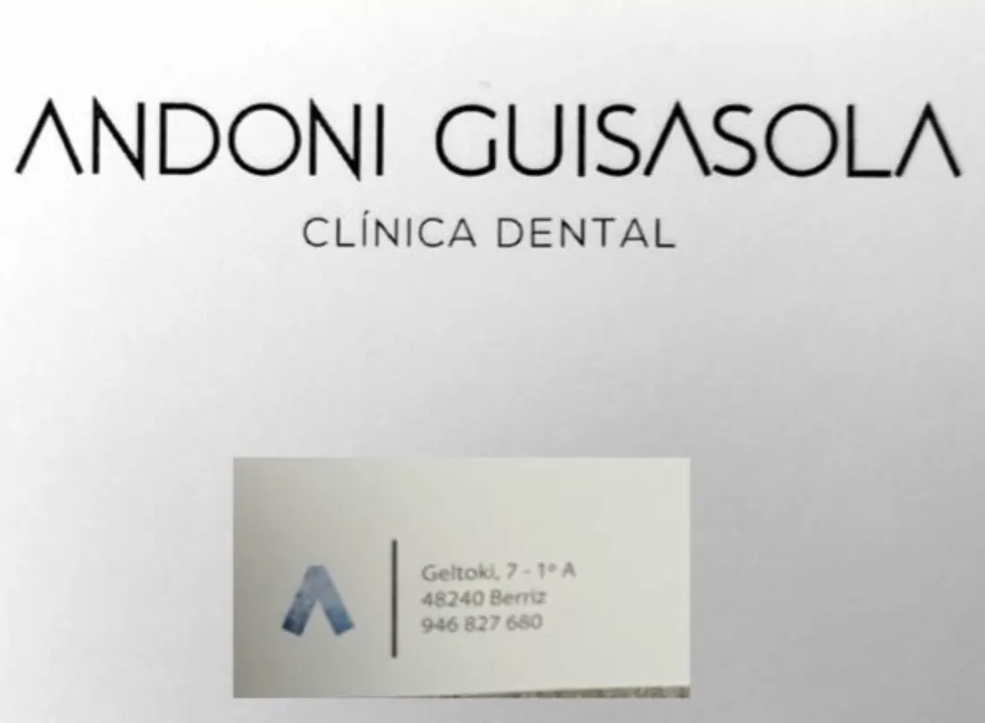 Rótulo de Andoni Guisasola Clínica Dental con su dirección en Berriz.