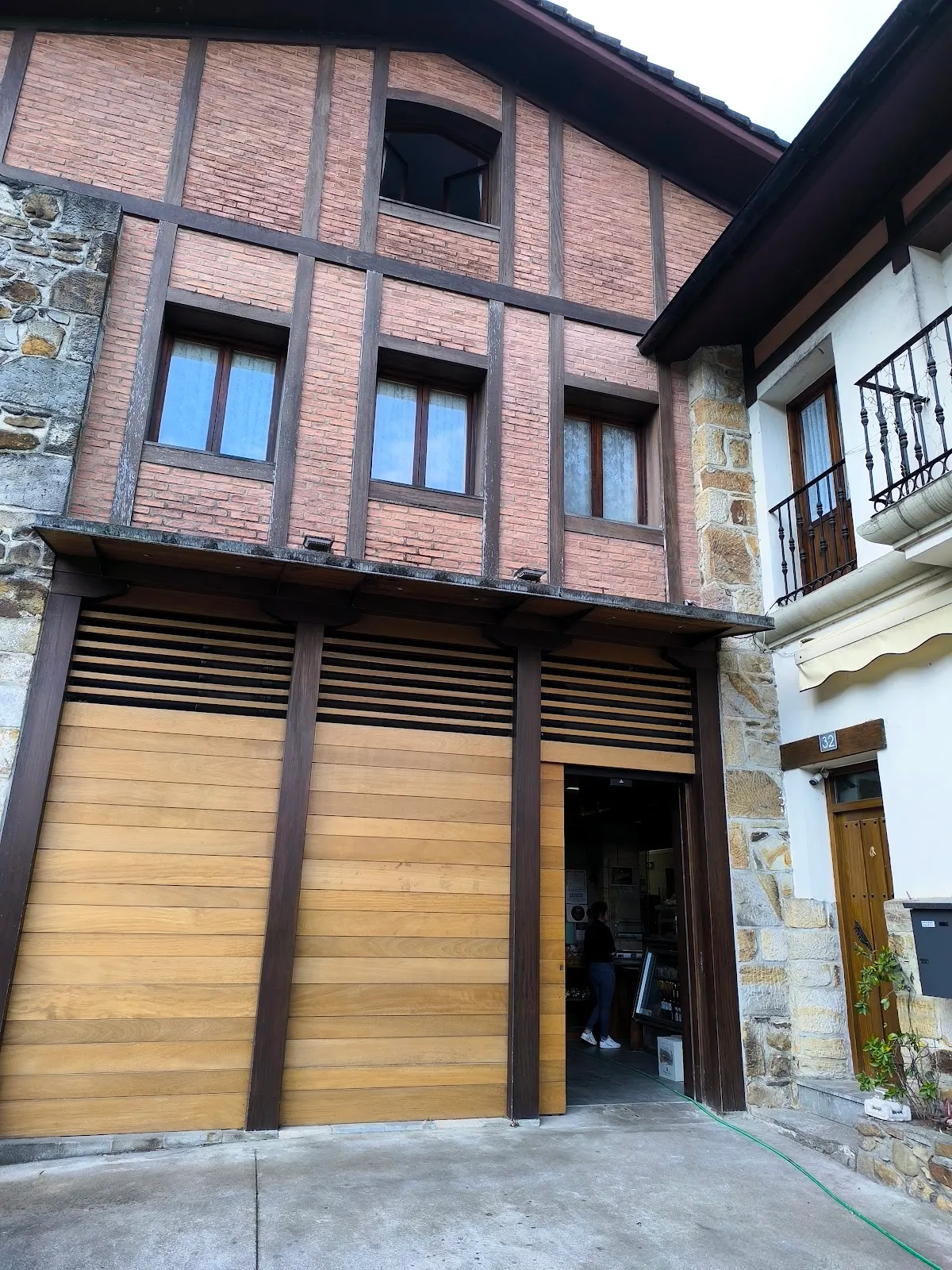 Fachada de la panadería Antonio Txiki en Izurtza
