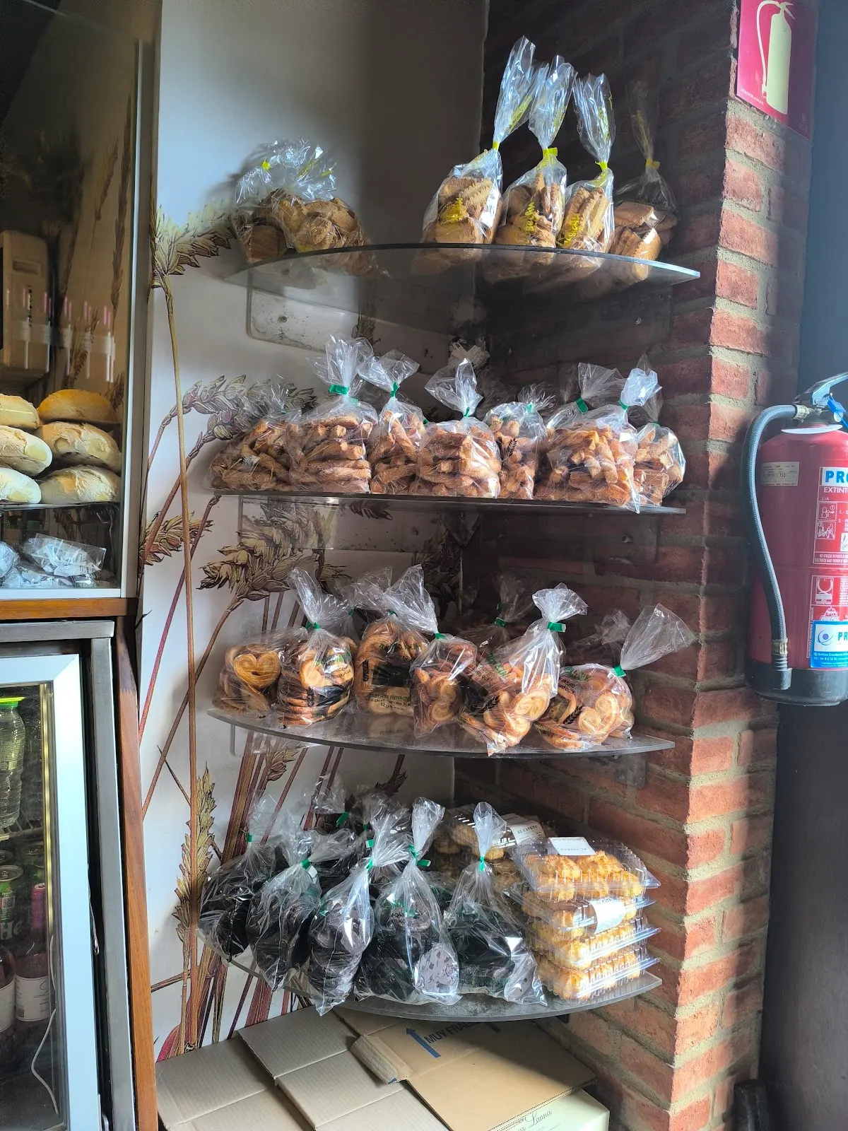 Estantes con productos de panadería en Antonio Txiki