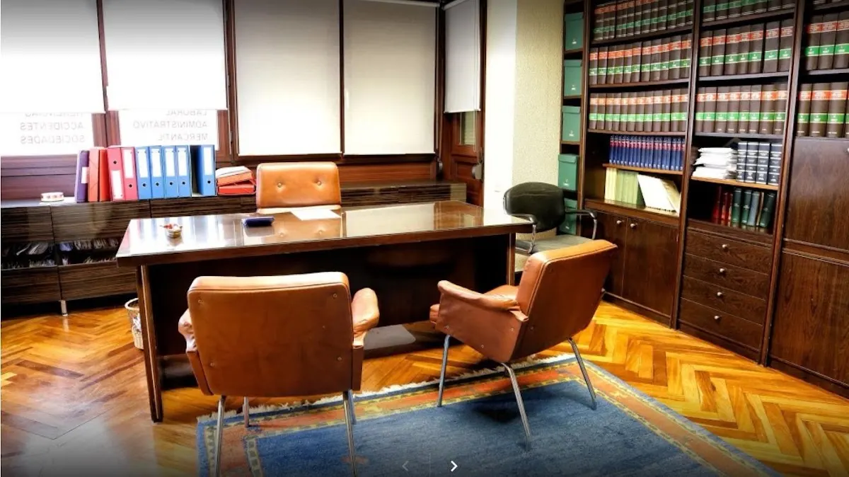Despacho de Aranda & Echenagusia Abogados con mesa de reuniones y estanterías de libros jurídicos