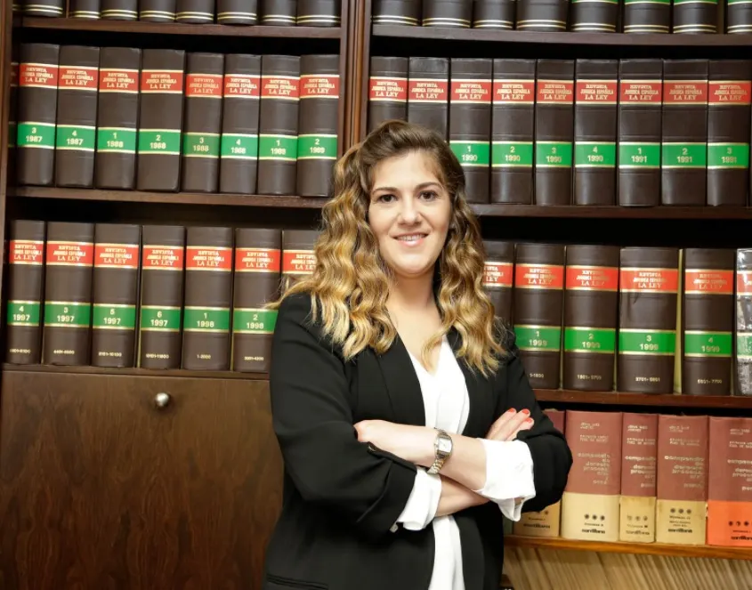 Abogada de Aranda & Echenagusia Abogados en su despacho