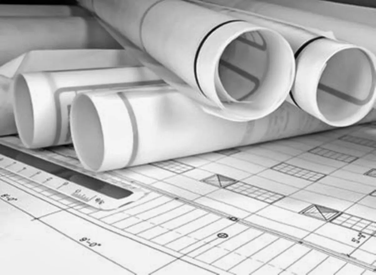 Planos de obra con varios rollos de papel