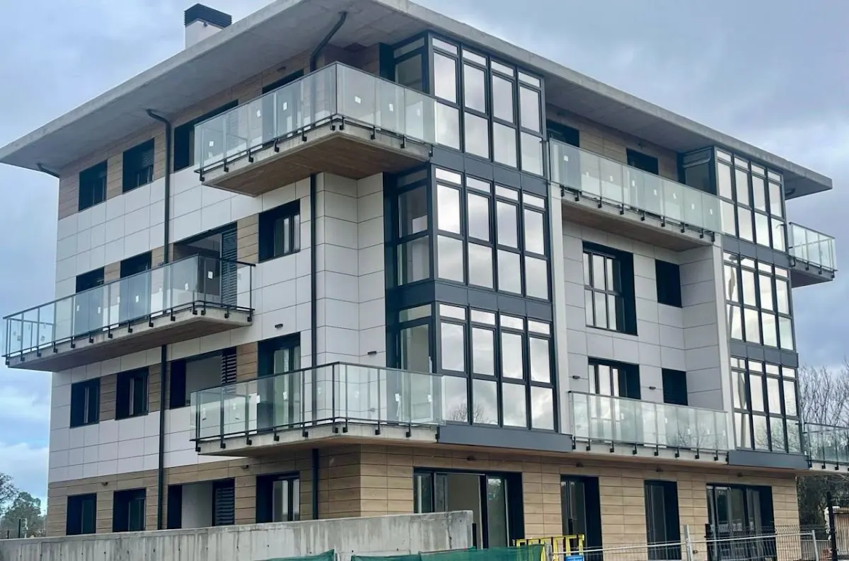 Edificio residencial de varias plantas con balcones acristalados