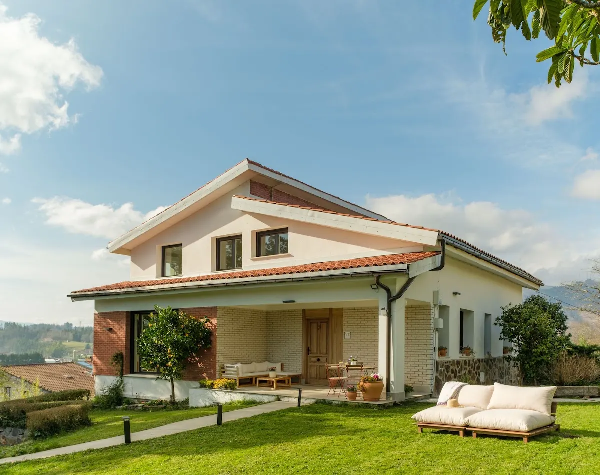 Exterior de Areitio Etxea con jardín y zona de descanso