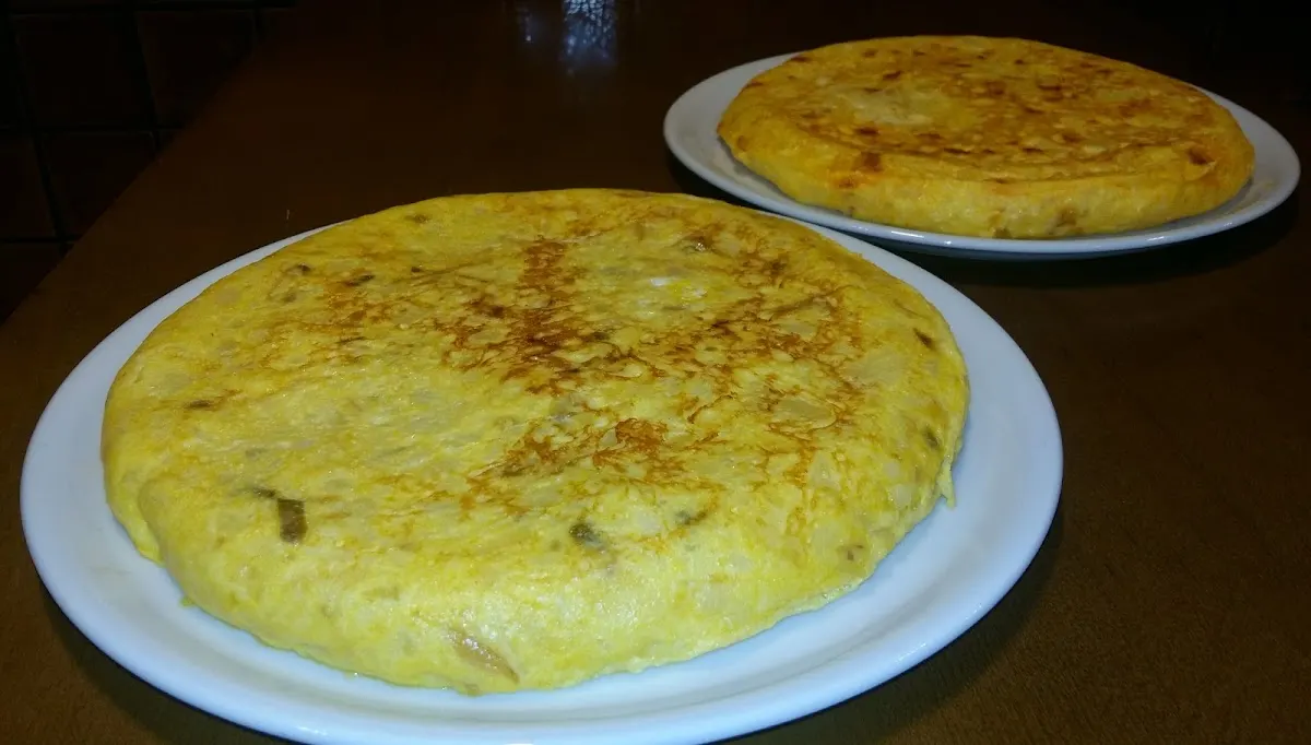 Dos tortillas servidas en platos.