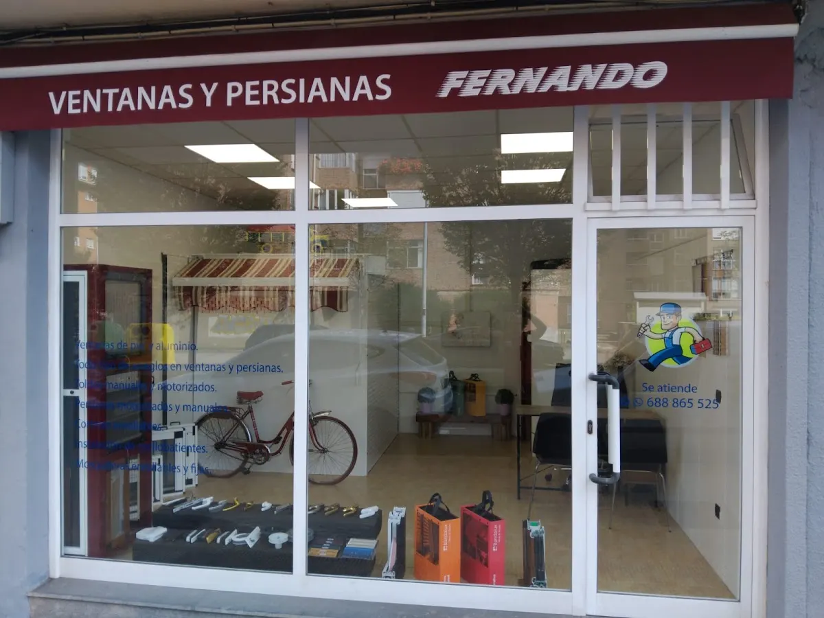 Fachada del local de Arreglo de Persianas y Ventanas Fernando en Durango, con el rótulo de ventanas y persianas.