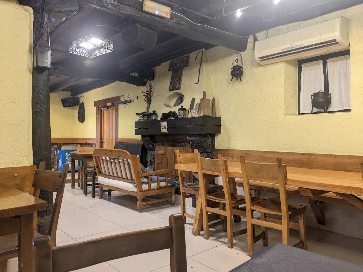 Comedor de madera de Arri Toki, con mesas y bancos en un ambiente rústico.