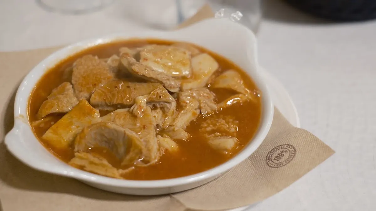 Guiso servido en un plato hondo en Arri Toki.
