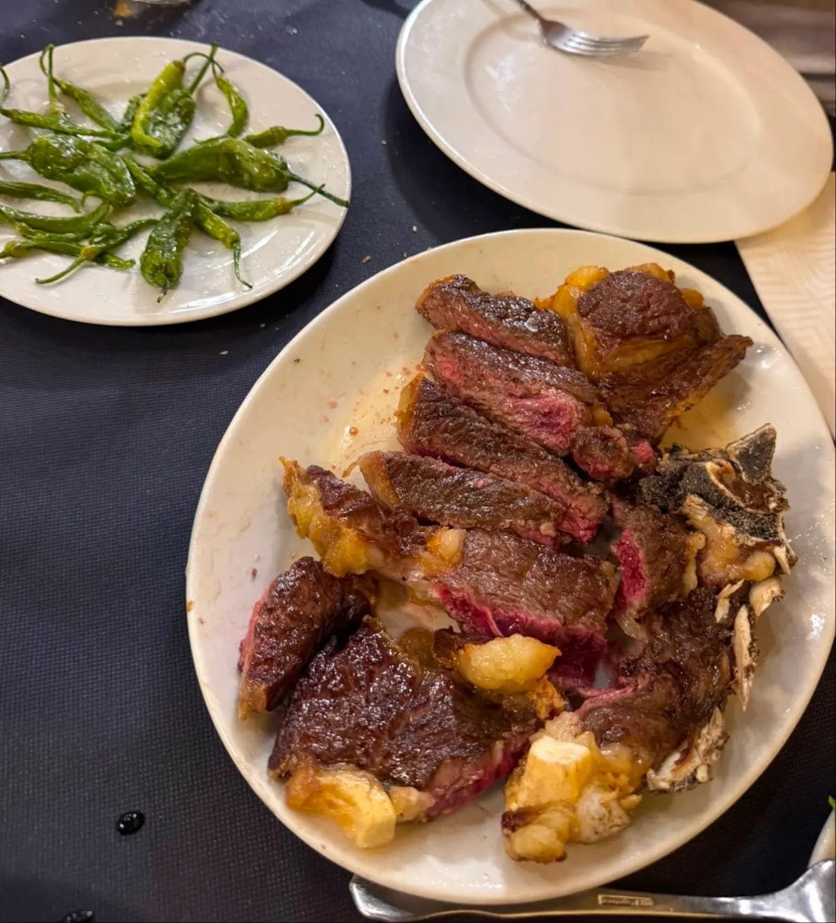 Txuleta a la brasa y pimientos verdes servidos en la mesa de Arri Toki.