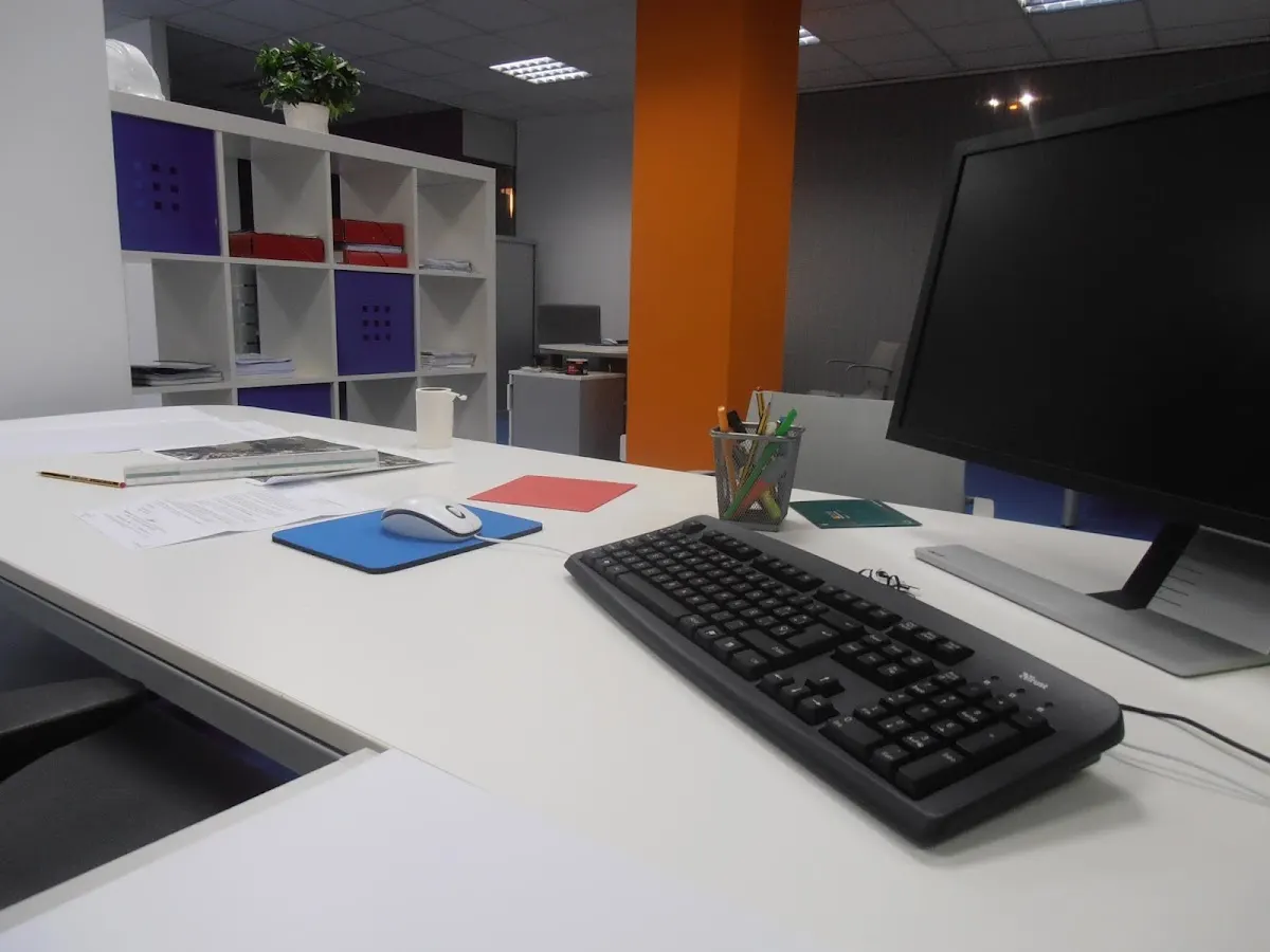 Mesa de trabajo y equipo informático en ARTABE ARQUITECTOS