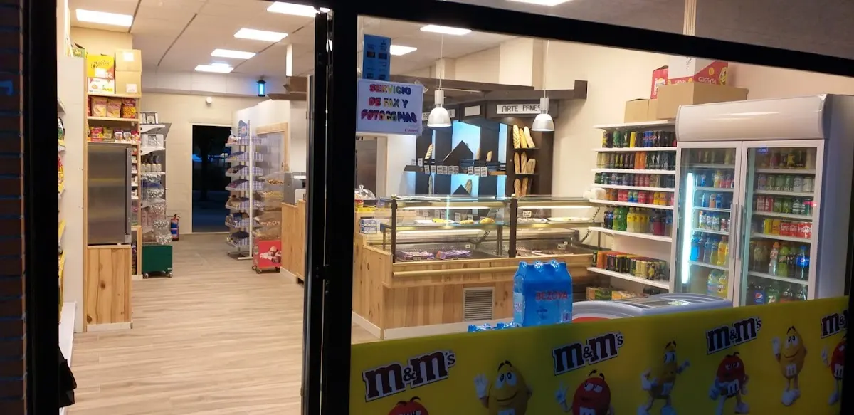 Interior de Arte panes, con vitrinas y estanterías de productos.