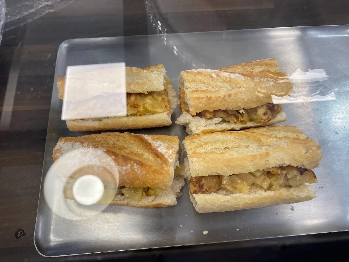 Bocadillos expuestos en una bandeja en Arte panes.