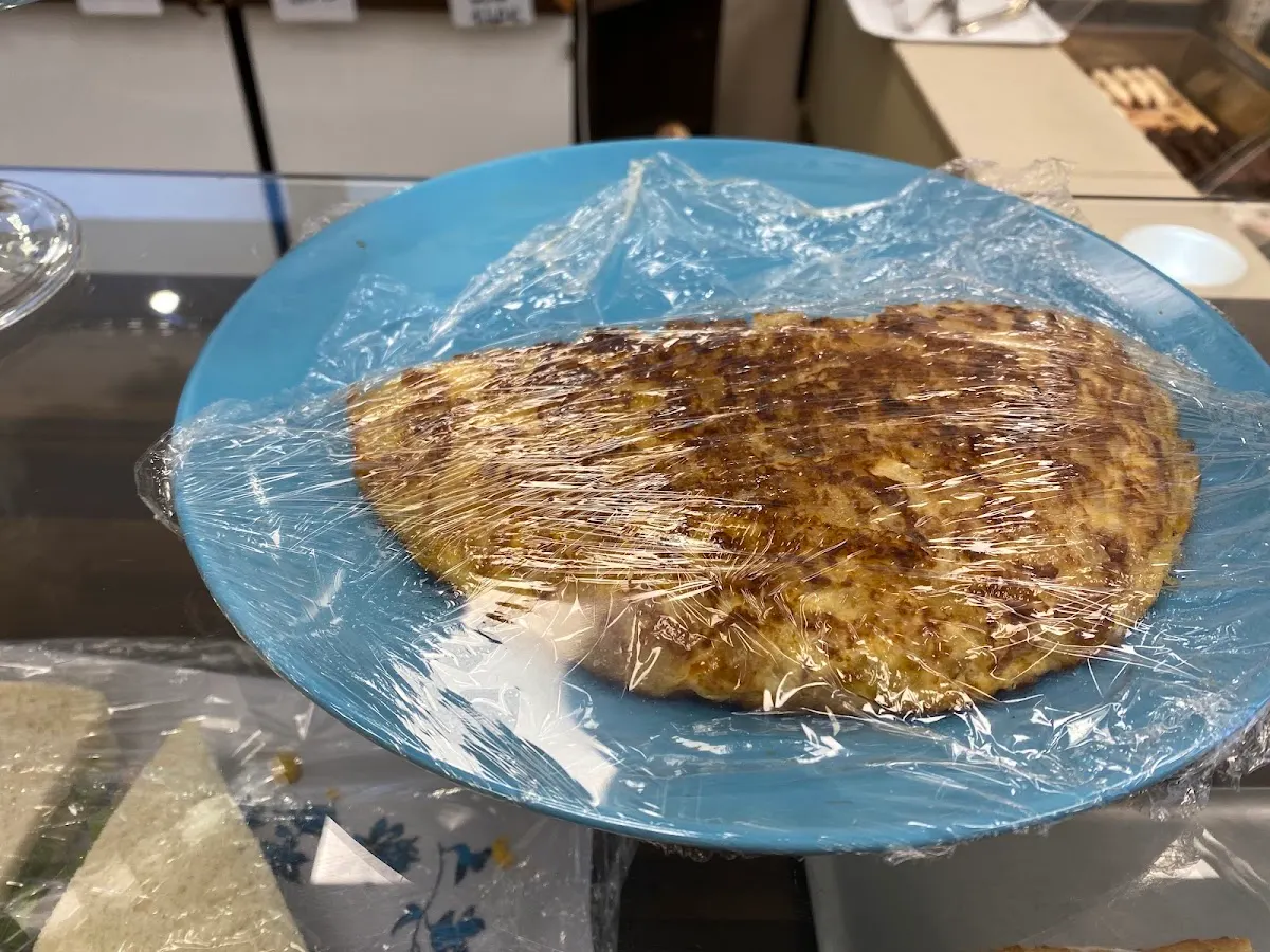 Tortilla cubierta sobre un plato azul en Arte panes.