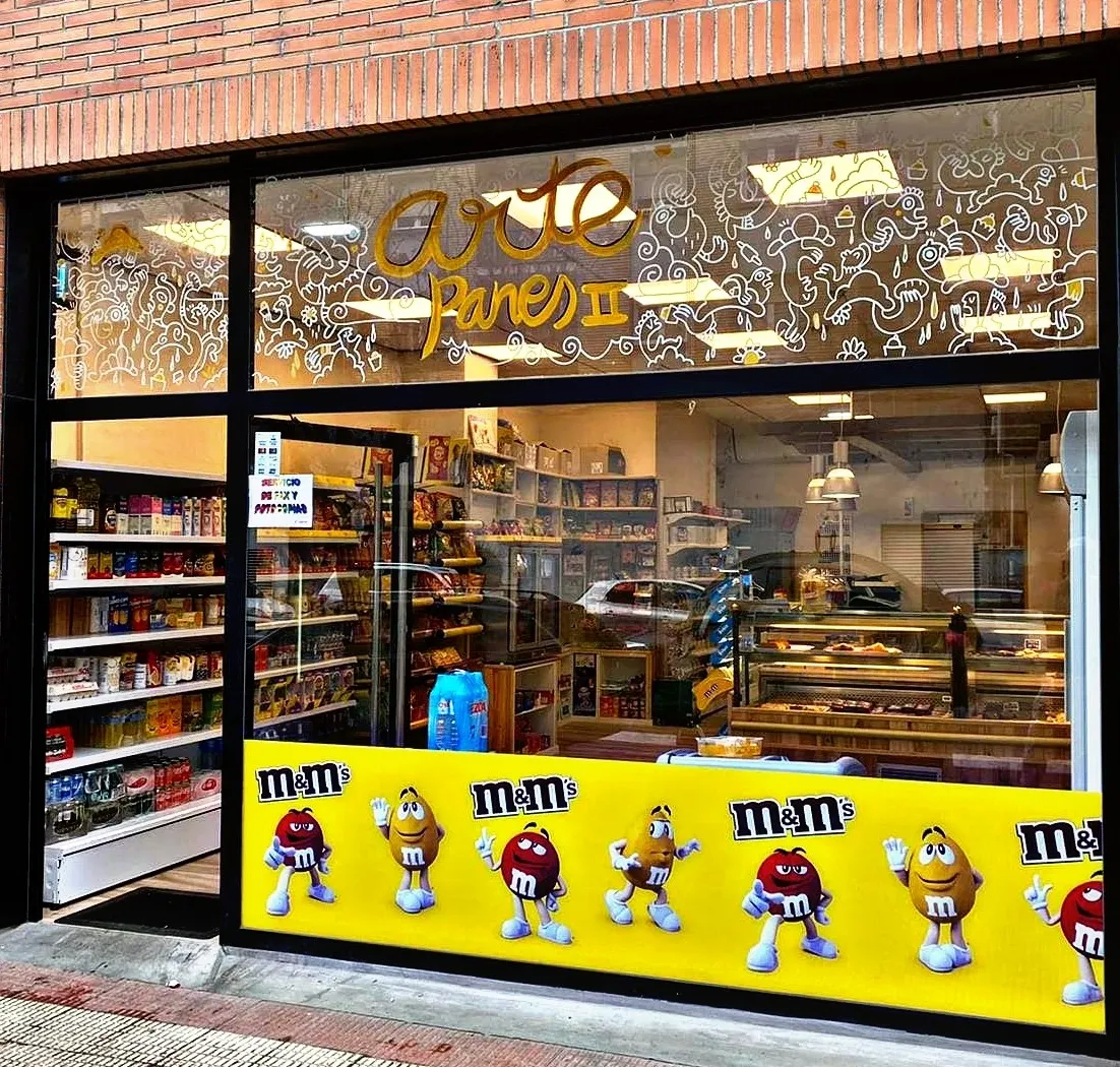 Fachada de Arte Panes Durango, con el escaparate y la entrada del establecimiento.