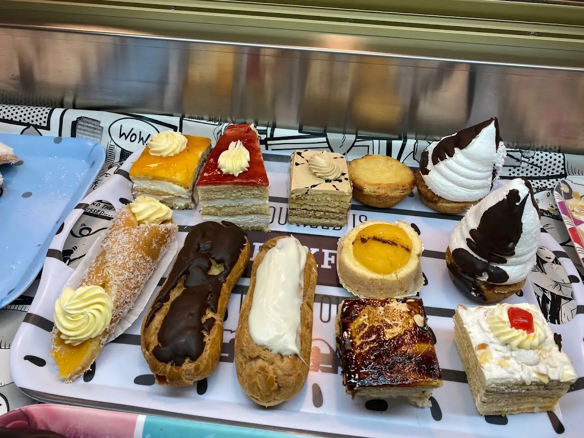 Selección de pasteles y bollería en el mostrador de Arte Panes Durango.