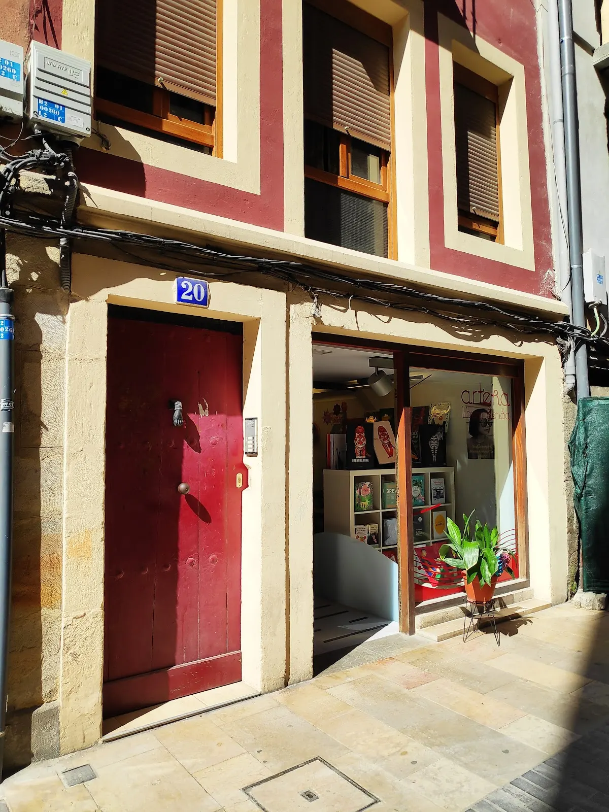 Fachada de Arteka Liburu Denda en Durango, con la entrada y el escaparate de la librería.