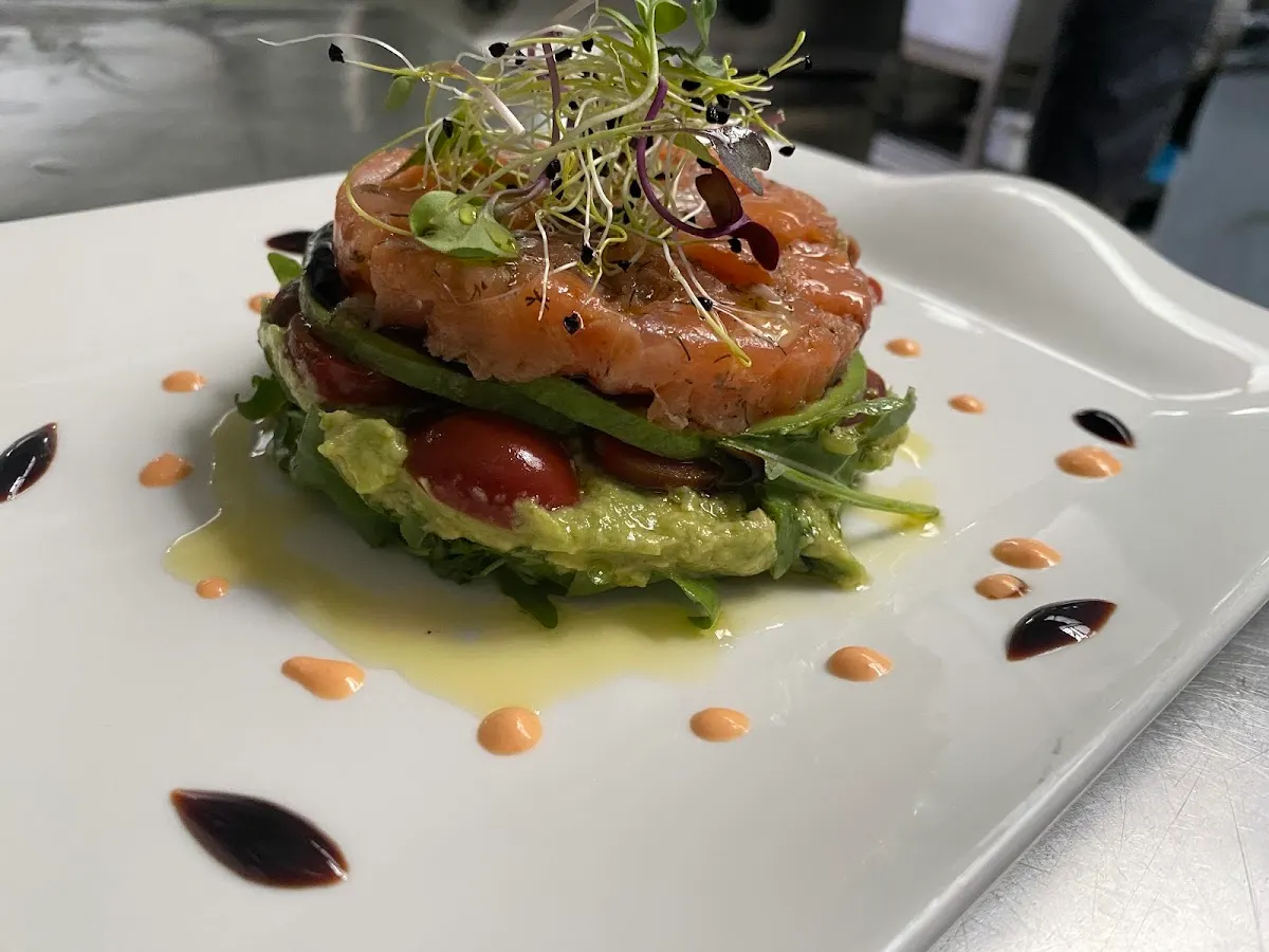 Plato de salmón con verduras en Asador Goiuria