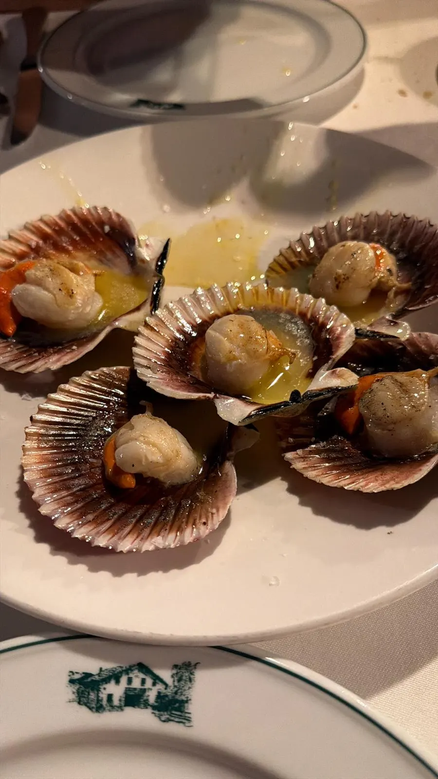 Vieiras servidas en un plato en Asador Goiuria