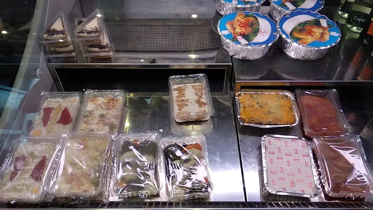 Platos preparados envasados en la vitrina de Asador Ostargi