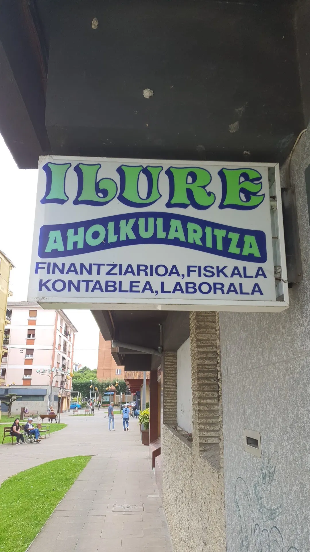 Rótulo de Ilure Aholkularitza con servicios de asesoría financiera, fiscal, contable y laboral.