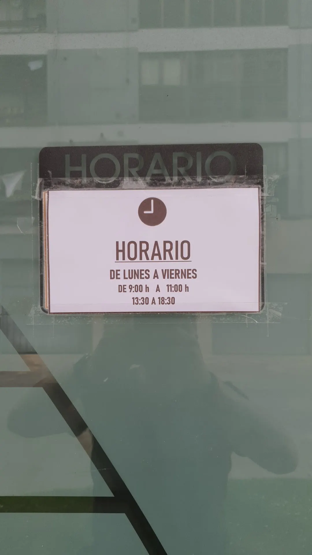 Horario de atención de lunes a viernes en la entrada de Ilure.