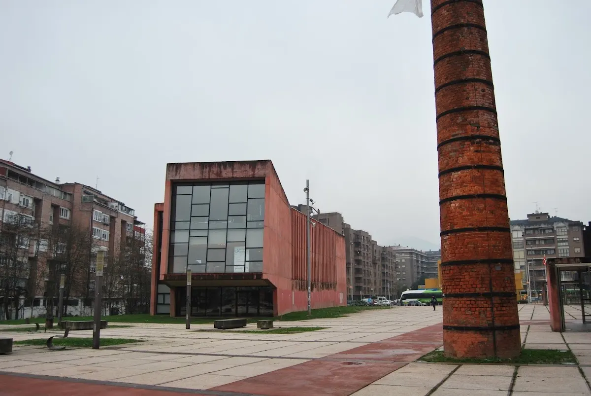 Vista exterior del edificio de Asesoría Landako y su entorno urbano.