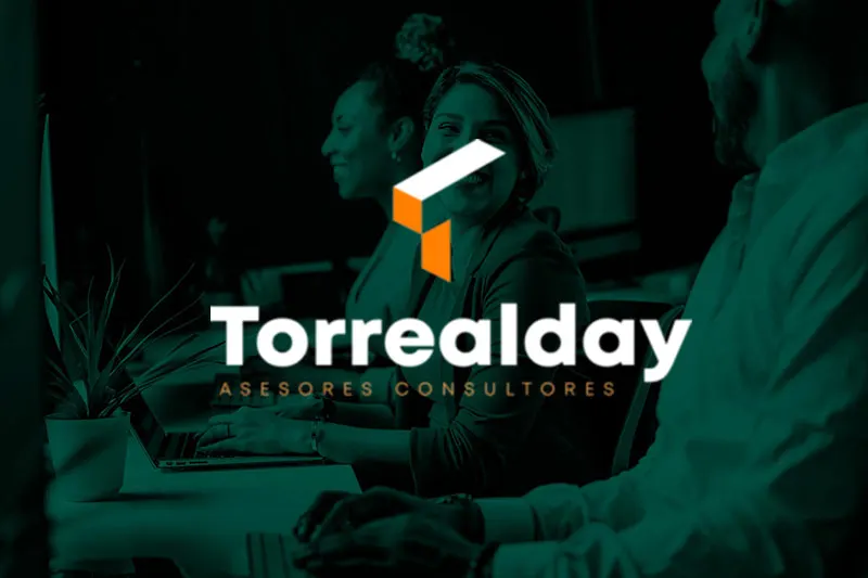 Imagen de presentación de Asesoría Torrealday con personas reunidas en una oficina.