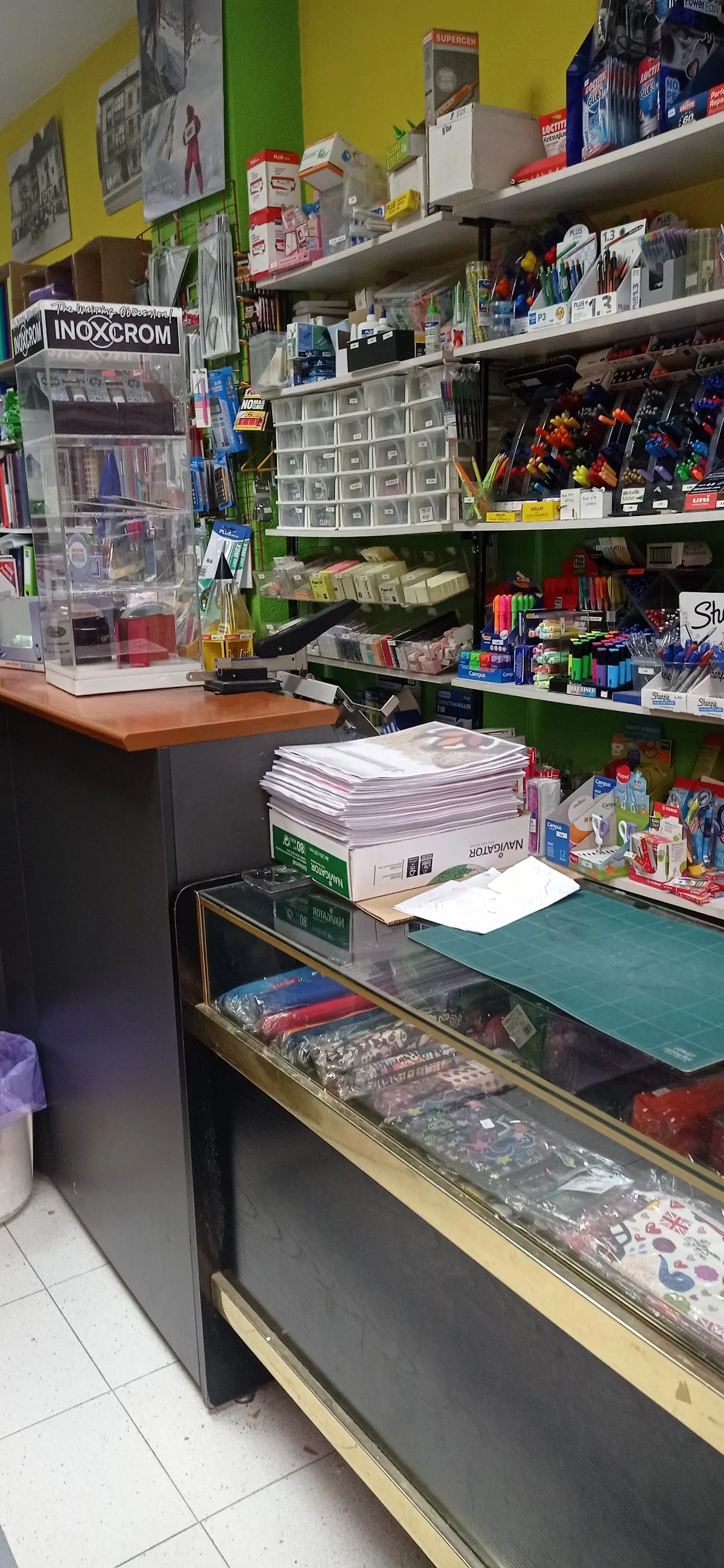 Mostrador y estanterías con artículos de papelería en Atertu Kopiak