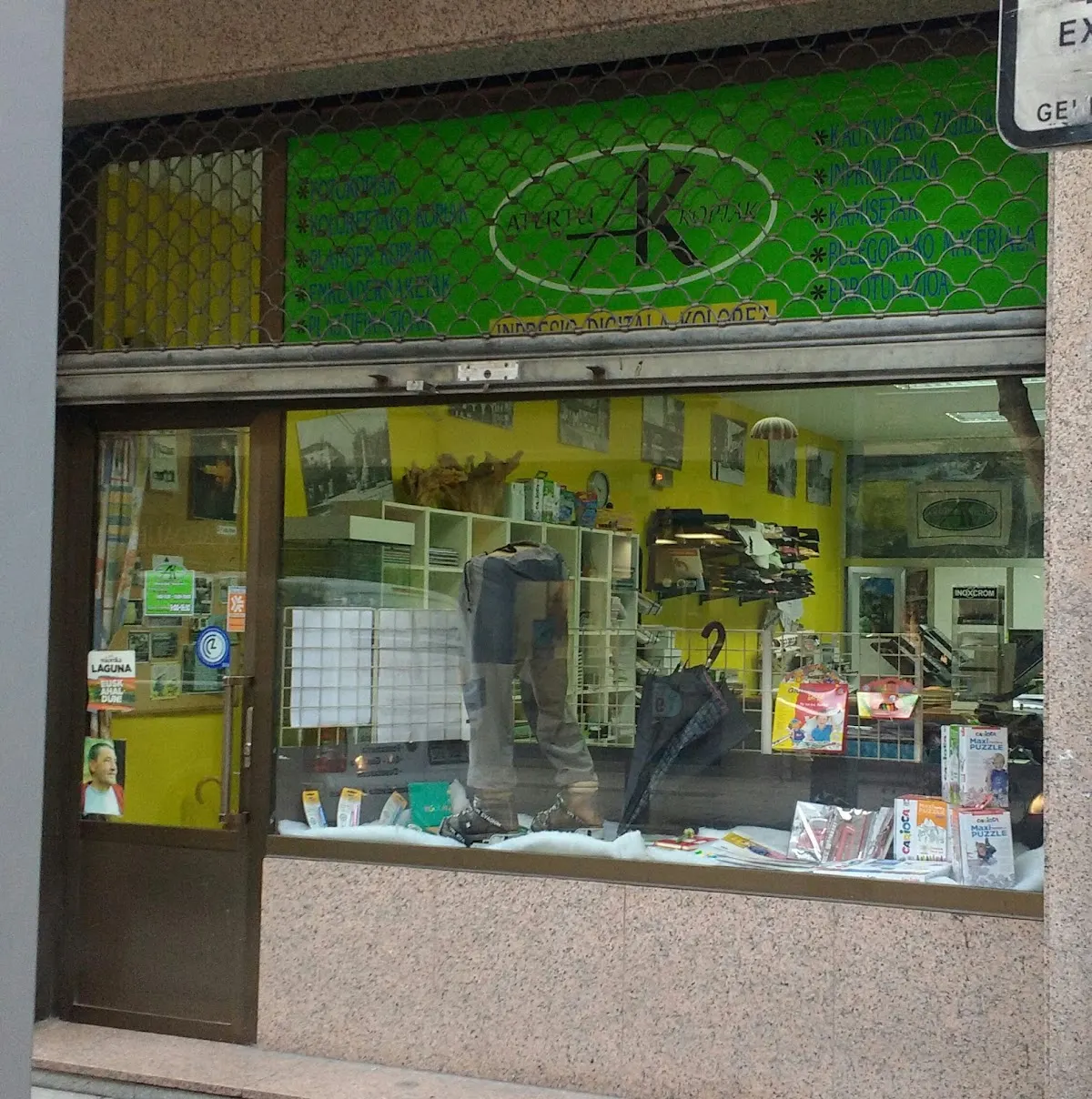 Escaparate de Atertu Kopiak en Amorebieta-Etxano