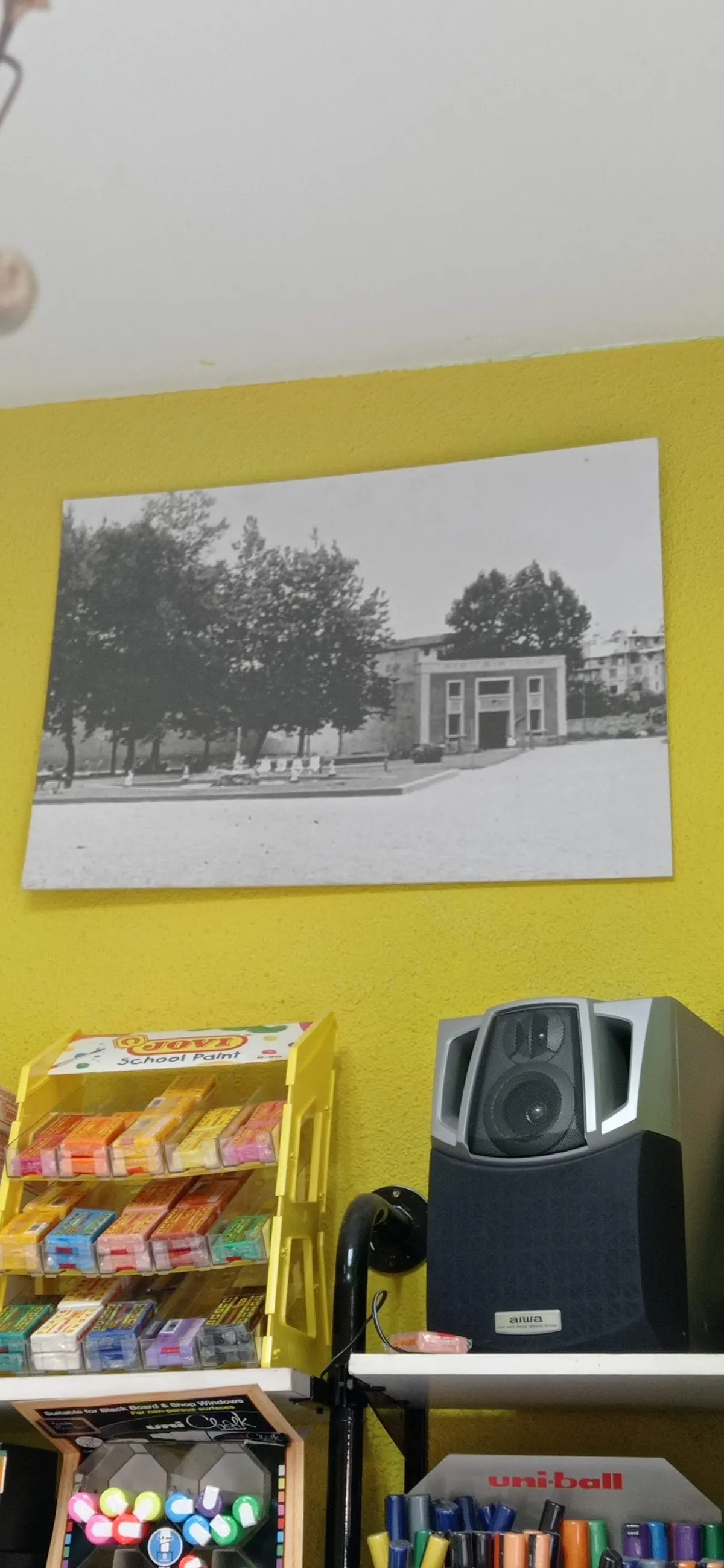 Expositor de productos y altavoz en el interior de Atertu Kopiak