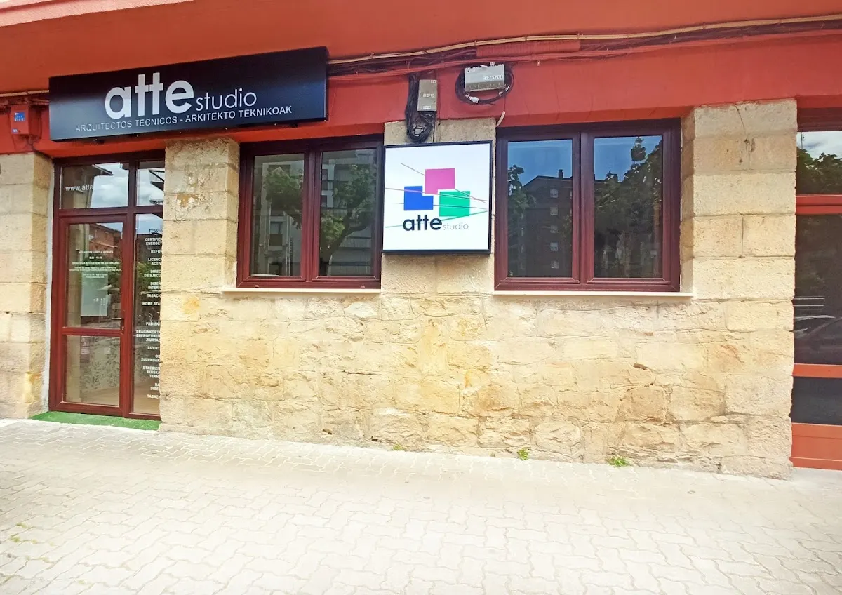 Fachada del estudio ATTEstudio en Abadiño, con el rótulo de arquitectos técnicos.