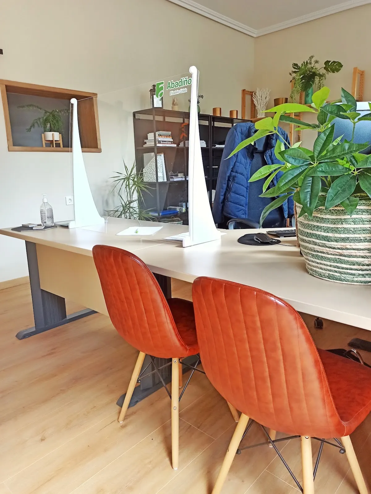 Interior de ATTEstudio, con una zona de atención y puestos de trabajo.