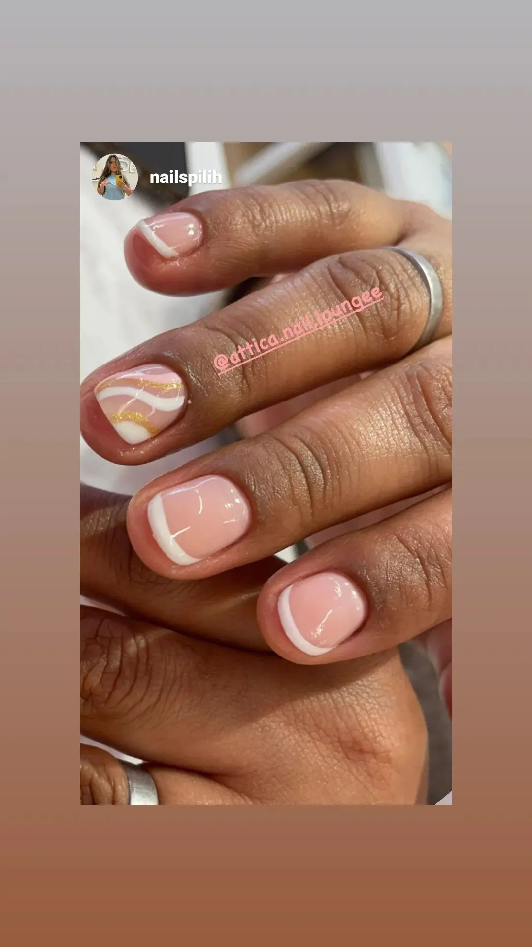 Manicura en tonos rosados con detalles decorativos, de Attica Nail Lounge.
