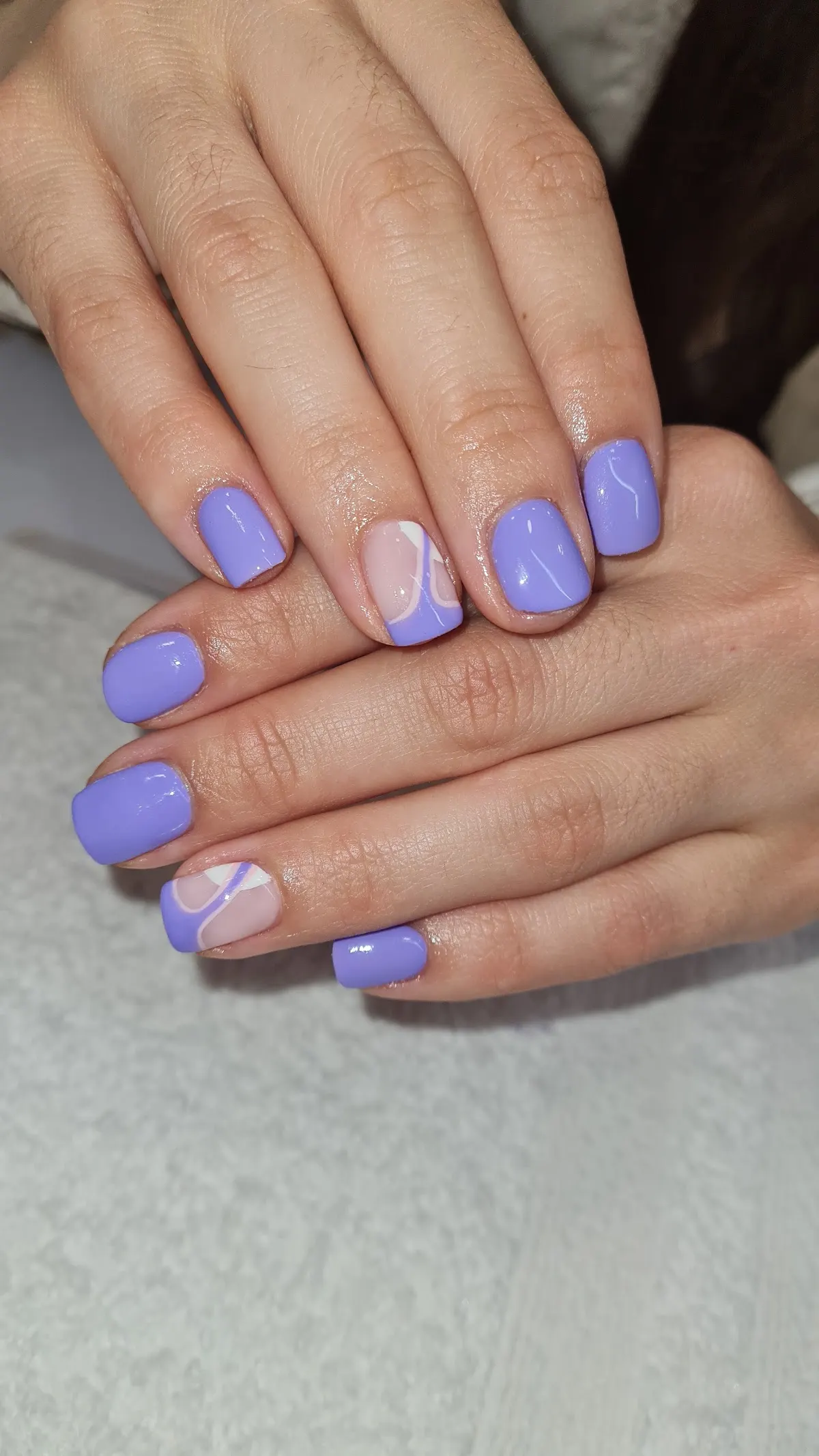 Manicura lila con detalles geométricos, de Attica Nail Lounge.