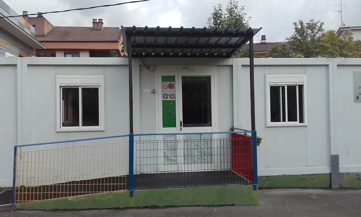 Exterior de Atxondoko Haurreskola, con la entrada y las ventanas del centro.