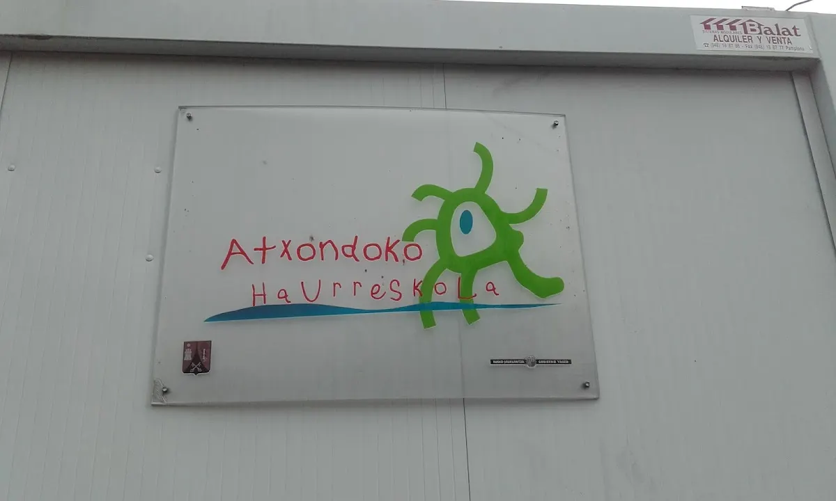 Rótulo de Atxondoko Haurreskola en la fachada del centro.