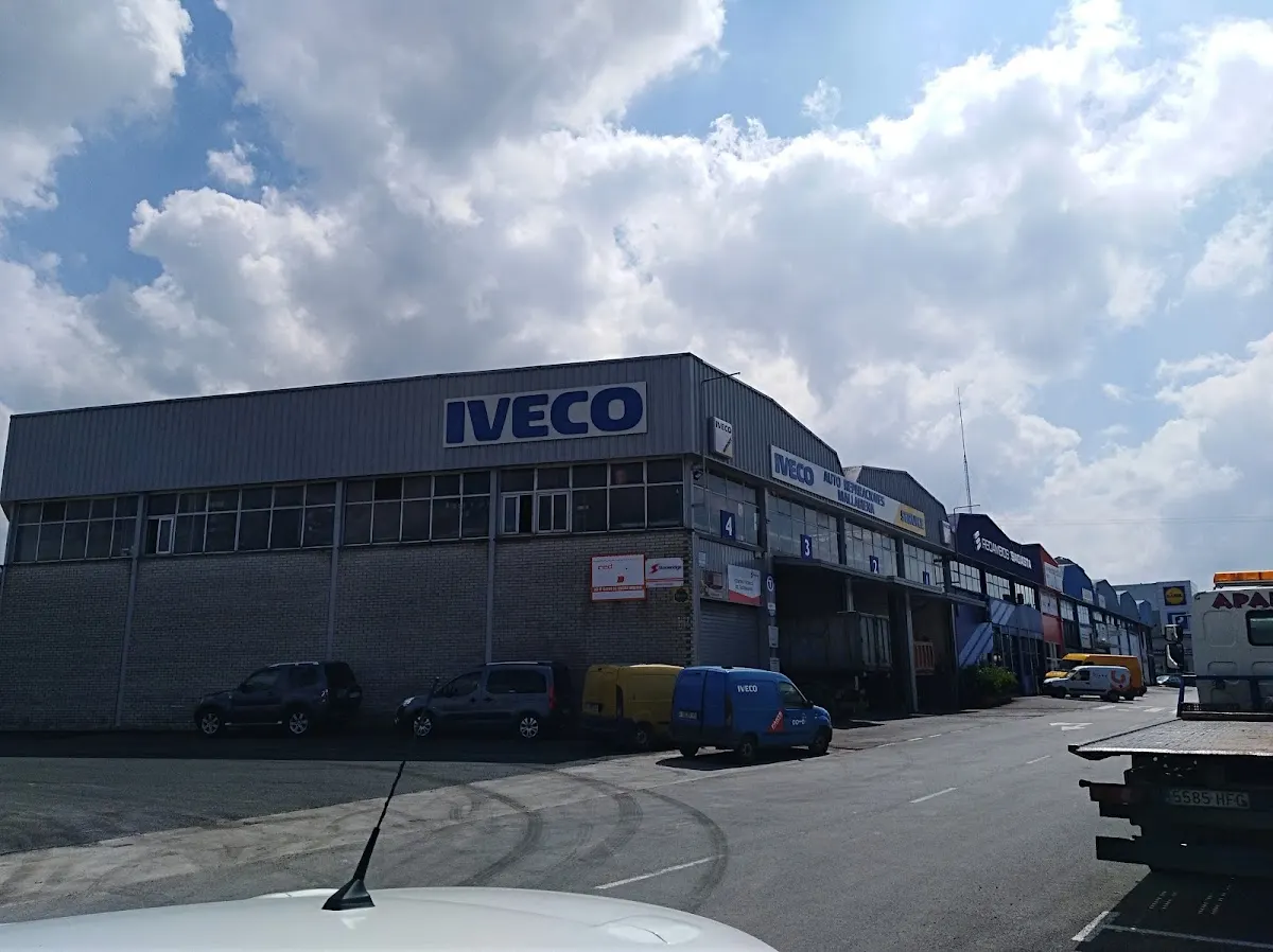 Vista de la nave de Auto-Reparaciones Mallabiena y otros negocios del polígono.