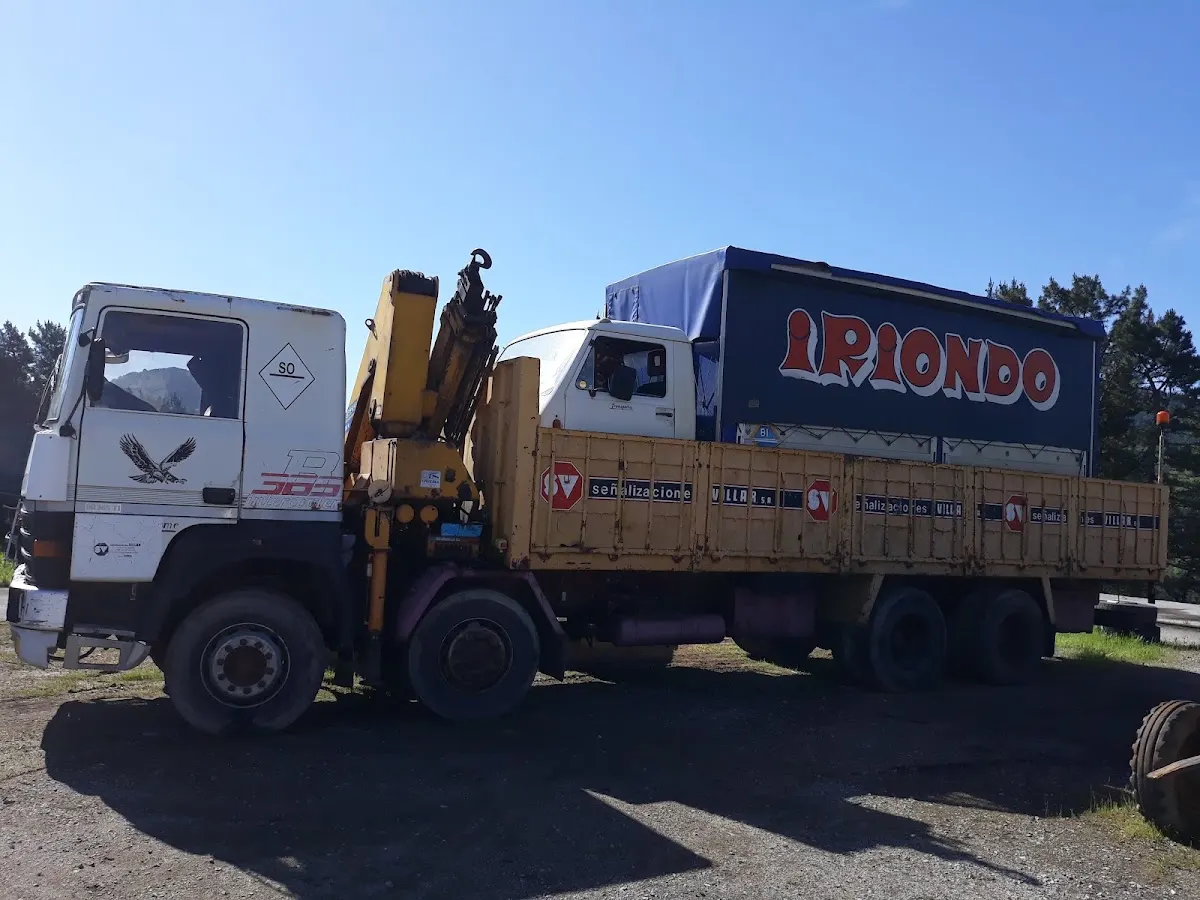 Camión con grúa de Auto-Reparaciones AREITIO en un aparcamiento exterior.