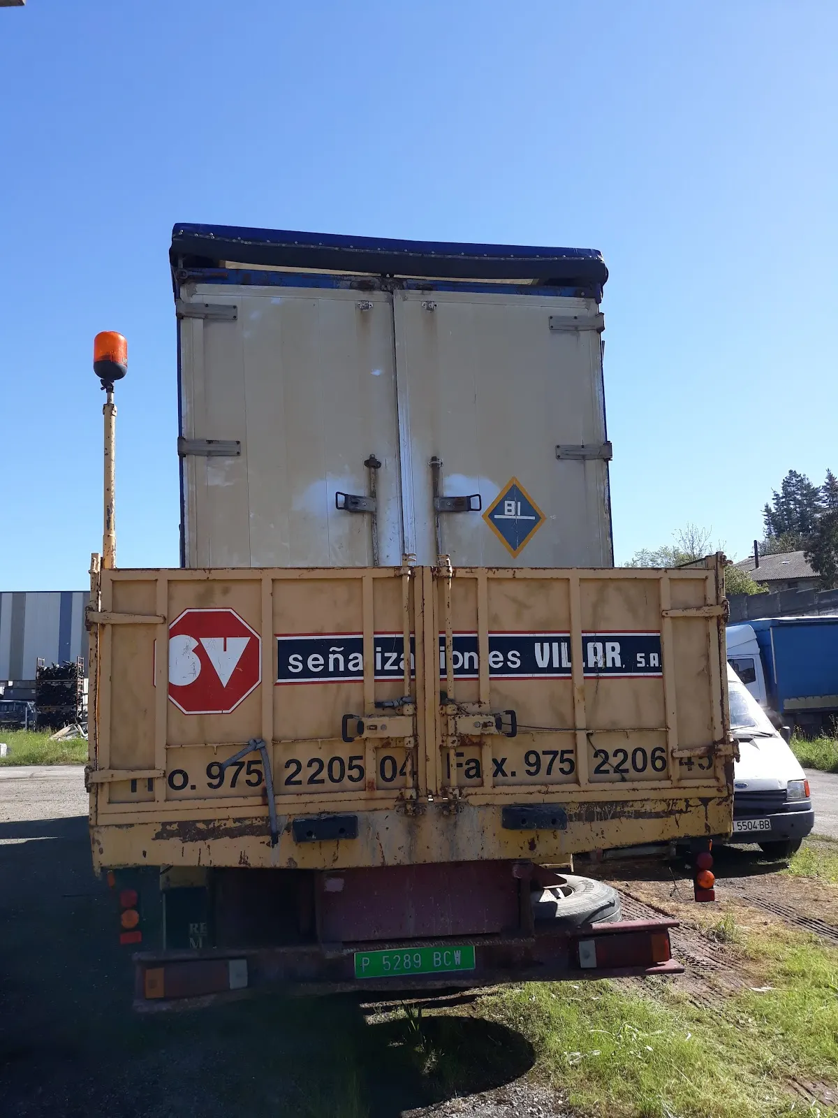 Parte trasera del camión de Auto-Reparaciones AREITIO.