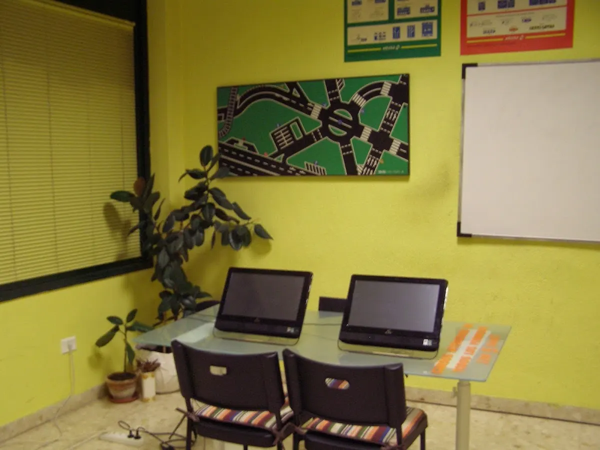 Aula de Autoescuela Solozabal Elorrio con ordenadores y sillas para las clases teóricas
