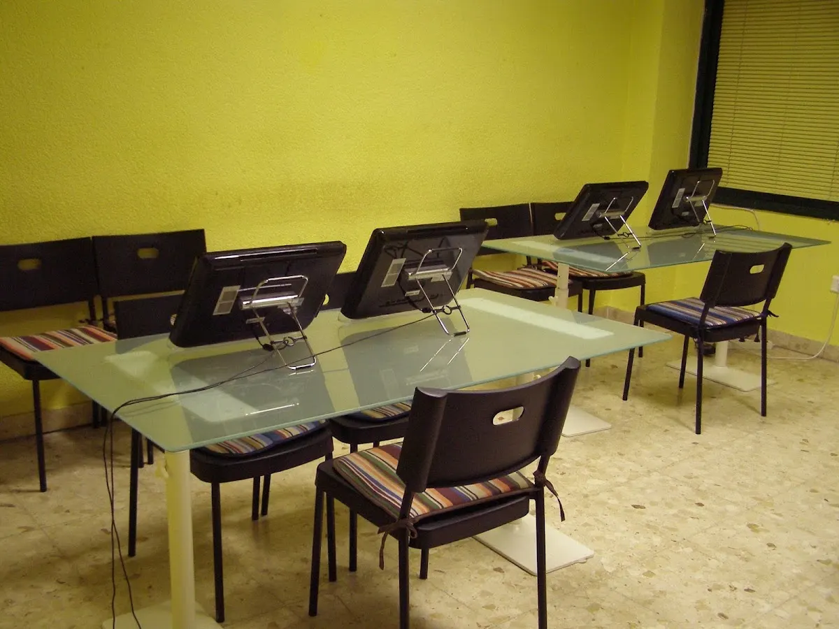 Aula de Autoescuela Solozabal Elorrio con puestos informáticos para el alumnado