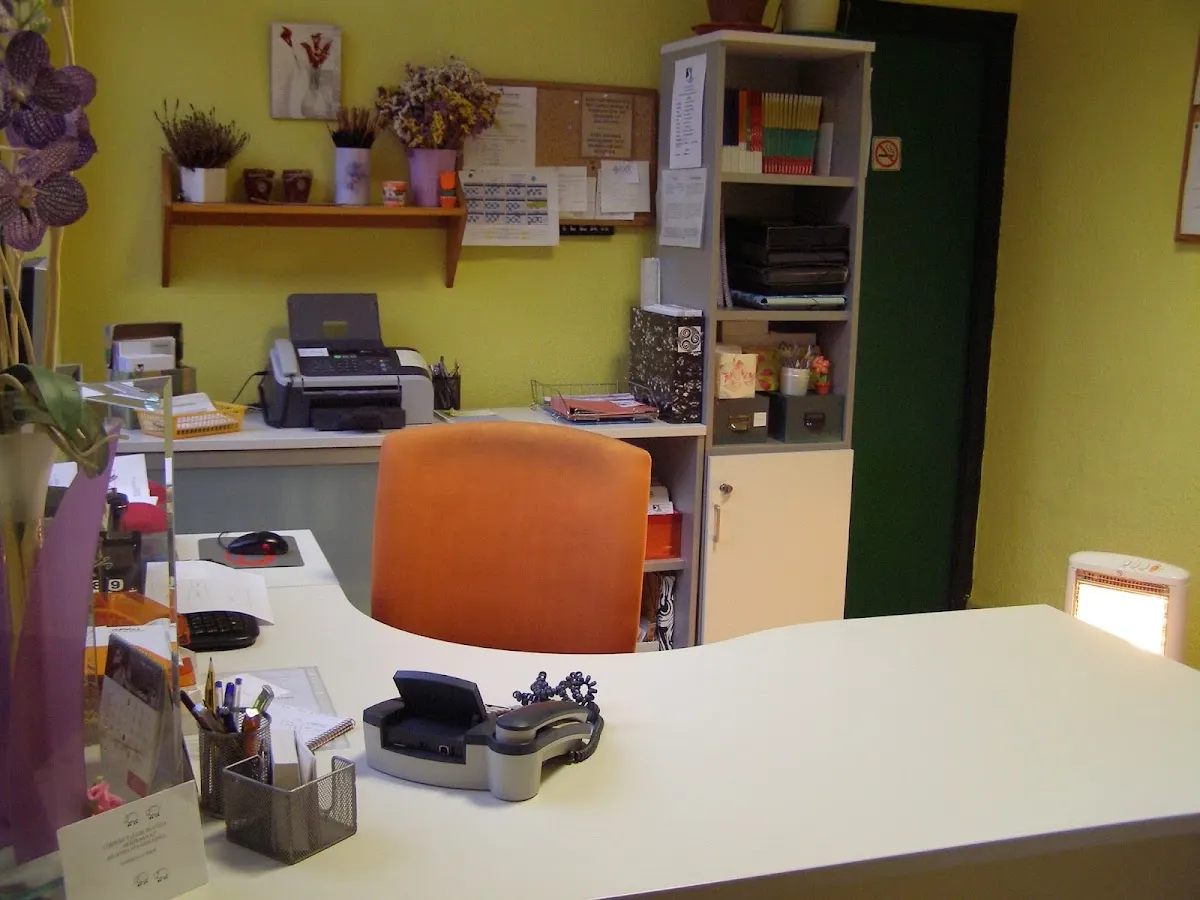 Mostrador de recepción y zona de oficina de Autoescuela Solozabal Elorrio