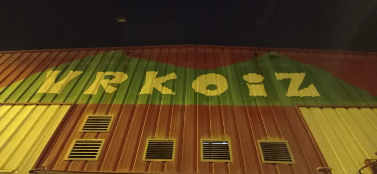 Fachada de Autoescuela Urkoiz iluminada por la noche