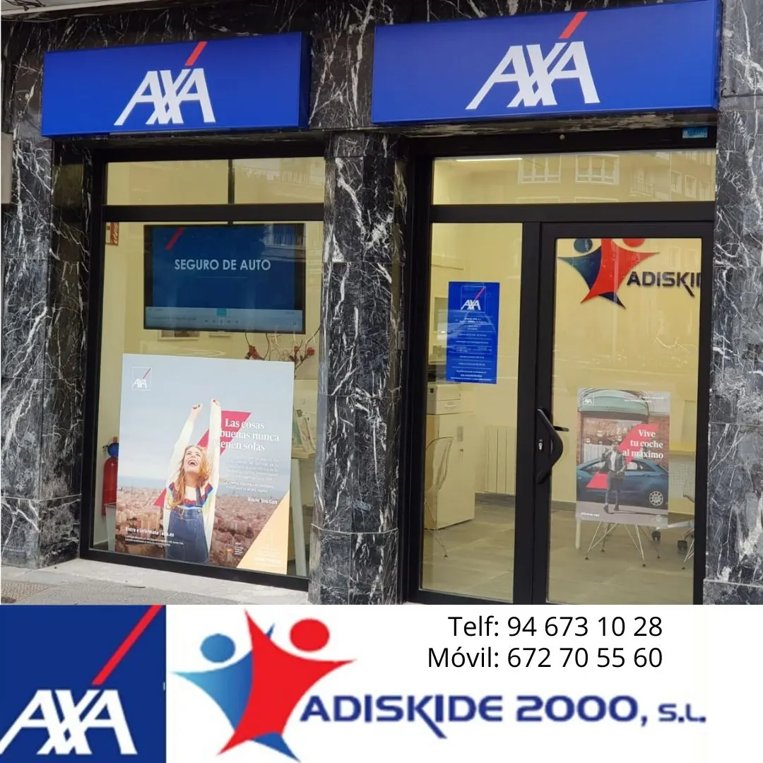 Entrada de la oficina Axa Seguros Adiskide 2000 S.L. con rótulos de AXA y Adiskide.