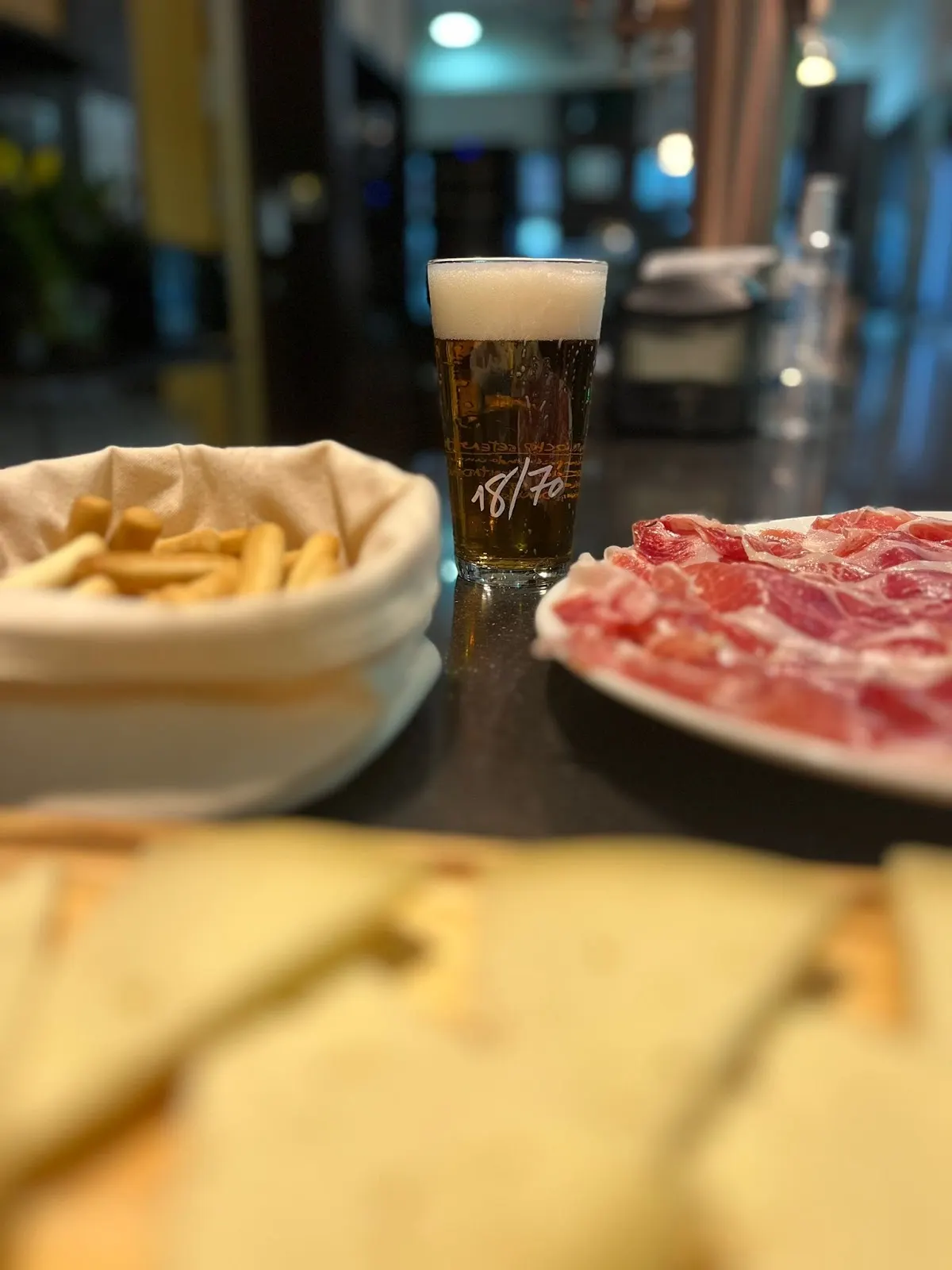 Cerveza, patatas fritas y embutido servidos en Axpe