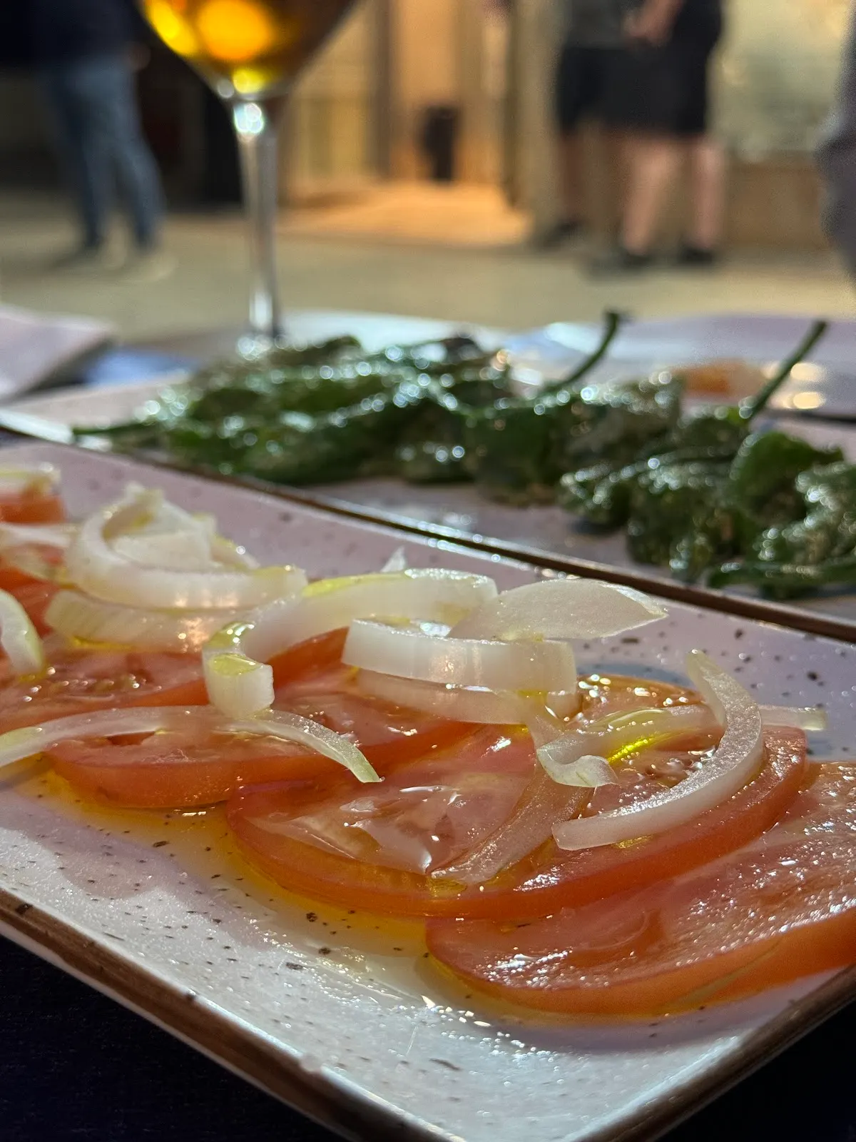 Platos de tomate con cebolla y pimientos en Axpe